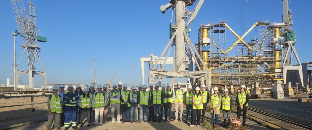 El 7 y 8 de noviembre, el astillero de Navantia Seanergies en Puerto Real (Cádiz) acogió a un centenar de expertos en eólica marina en una visita técnica con motivo del III Congreso Eólico Marino. Organizado por la Asociación Empresarial Eólica (AEE), este evento se celebró en el Palacio de Congresos de Cádiz.